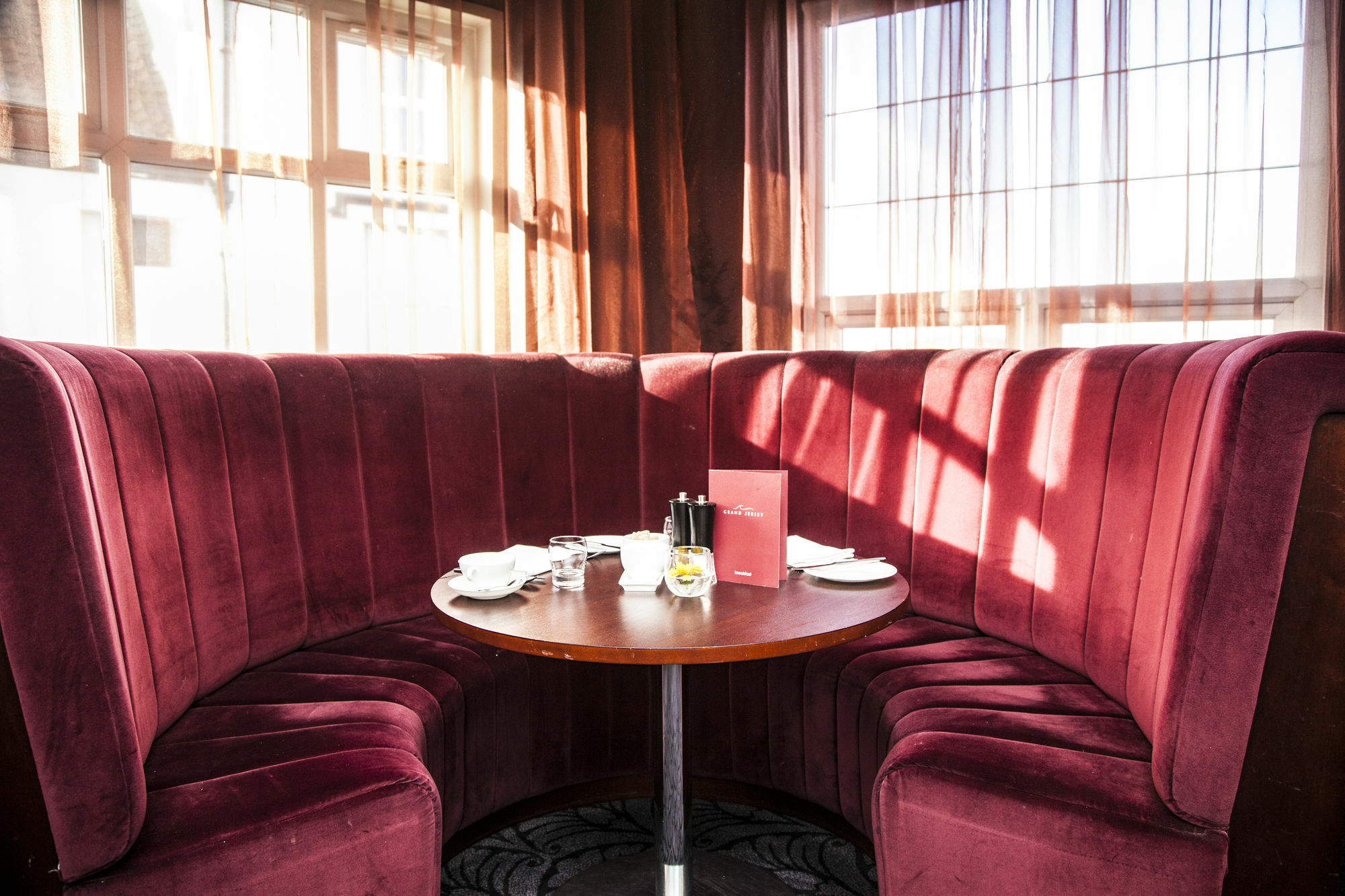 فندق وسبا غراند جيرسي سانت هلير جيرسي المظهر الخارجي الصورة A booth in a restaurant